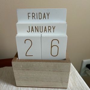 Wooden desk calendar
